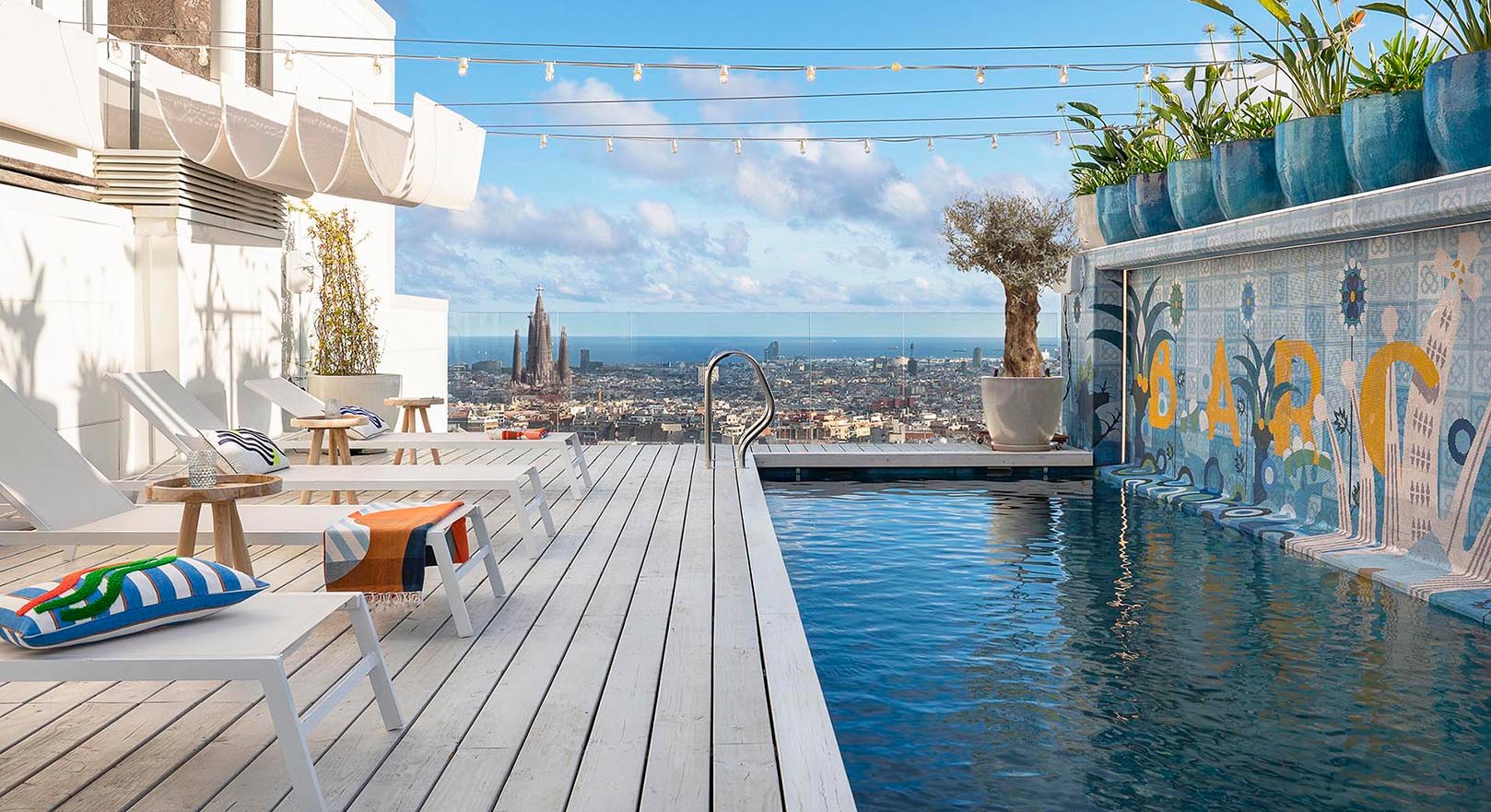 Rooftop swimming pool and sauna at team.barcelona, Barcelona